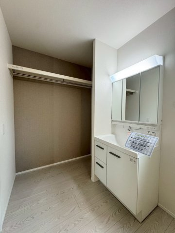 ーBloomーブルームー小倉南区津田新町1丁目4期　【小倉南区　新築戸建て】の独立洗面台|収納も十分で、家族の支度もスムーズにできる広さ♪　【小倉南区　新築戸建て】