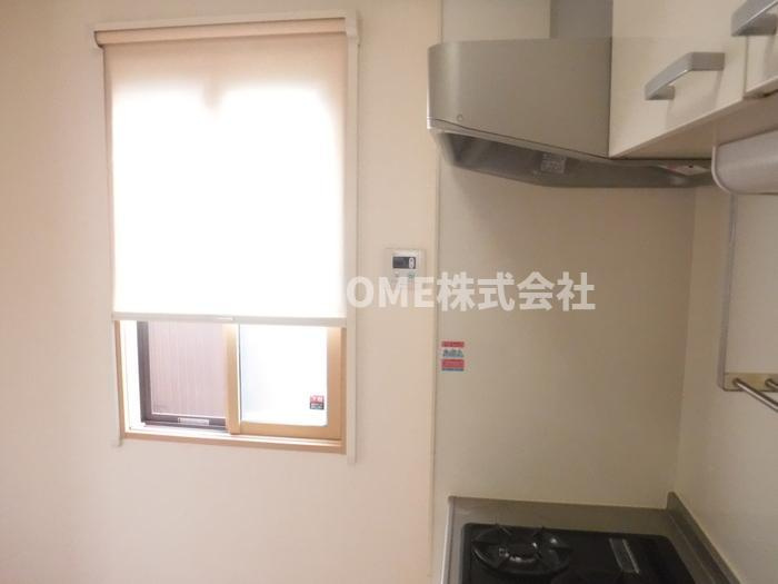 ゴマリ　ジャーディンの洋室|キッチン横に小窓があり風通しもＧＯＯＤ★