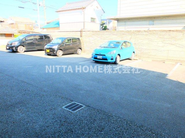 ゴマリ　ジャーディンの駐車場|敷地内に駐車場があります＊