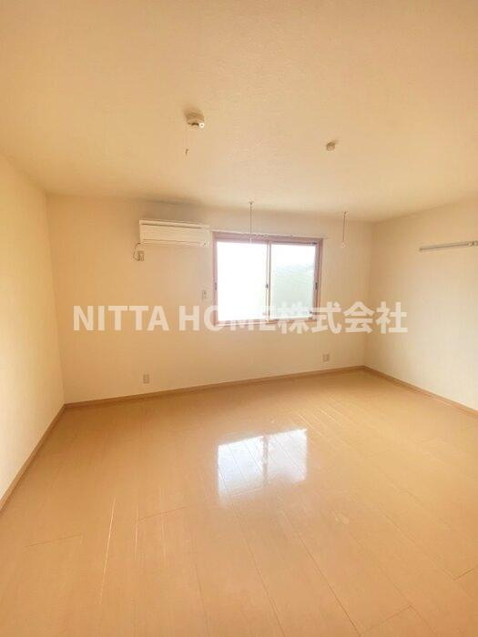 ゴマリ　ジャーディンの居間・リビング|洋室９．５帖のお部屋です＊