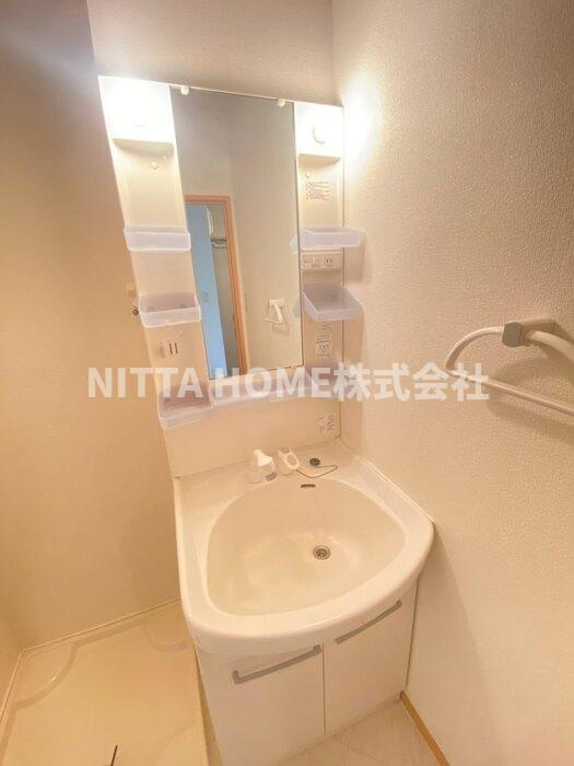 ゴマリ　ジャーディンの洗面所|便利なシャワー付き洗面台が付いています♪