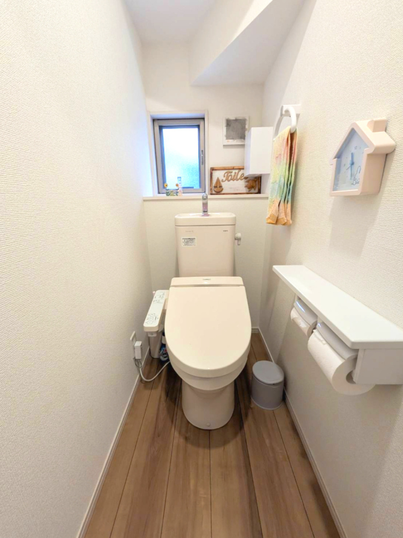 和泉市春木町2階建て角地（南松尾はつが野学園校区）のトイレ|1Fのゆったりとした空間のトイレです