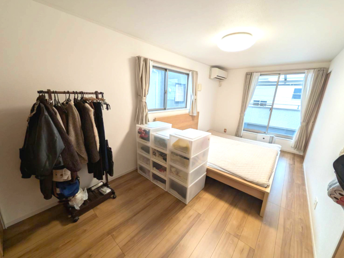和泉市春木町2階建て角地（南松尾はつが野学園校区）の寝室|広くて明るい寝室