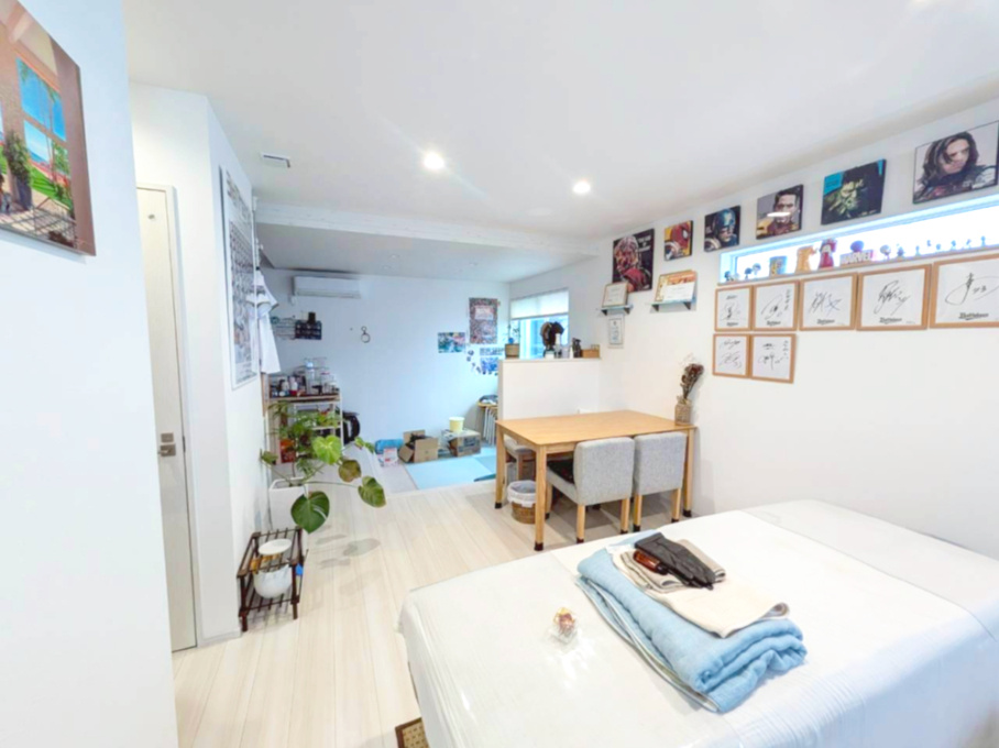 伯太町3丁目：中古一戸建ての居間・リビング|ライフスタイルに合わせて、家具の配置を考えるのも楽しいですよね。