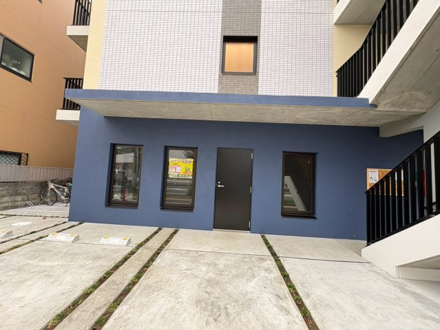 平塚市浅間町の店舗事務所のエントランス