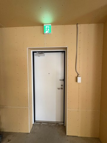 平塚市浅間町の店舗事務所の玄関