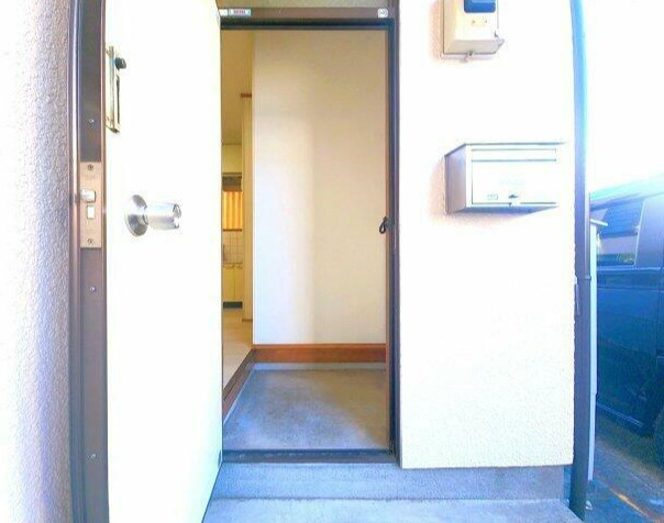 ロイヤルハイツ　礼金0　バストイレ別　宅配BOXの玄関