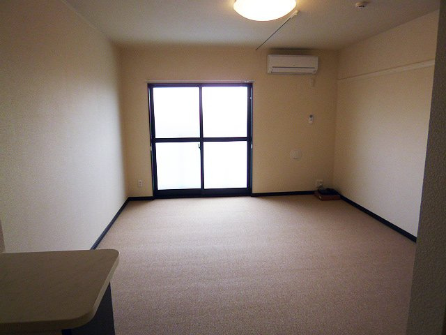 レオネクストレ　マーニの居間・リビング|同タイプ物件写真です。