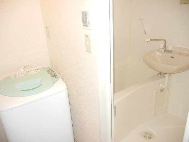 レオパレス清水の浴室|同タイプの室内写真です。