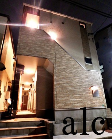 プレジール新江古田の外観|プレジール新江古田　夜間撮影　周辺は静かな住宅街です。