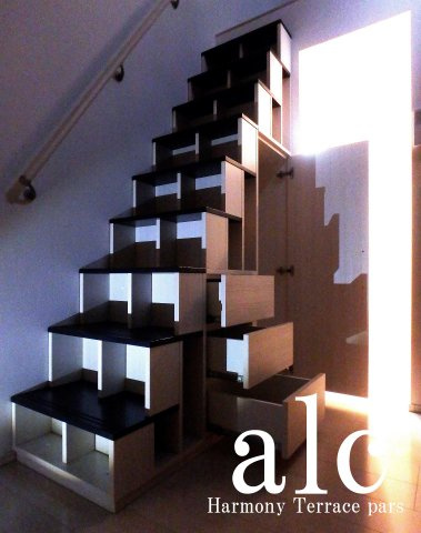 プレジール新江古田の居間・リビング|進化した収納階段…！天井の高い開放感のある居室です。