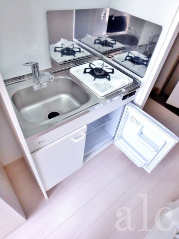 プレジール新江古田のキッチン|ガスキッチン・ミニ冷蔵庫付き