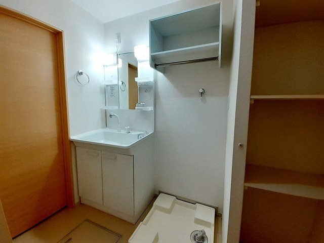 セレーノ　エストⅠの洗面所|明るい洗面所です