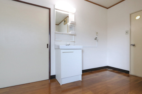 第3大石コーポ【10,000円キャッシュバック対象の独立洗面台|独立洗面台、小物を置くことができて便利です