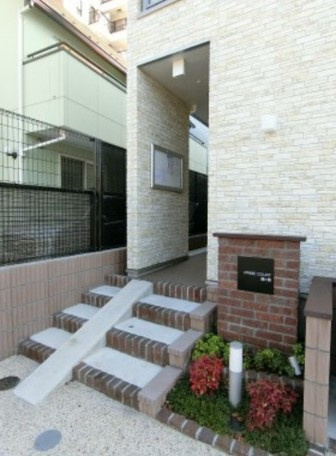 プライムコート鶴ヶ島のエントランス