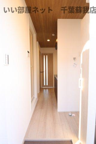 和良比新築アパートの玄関|明るい玄関です