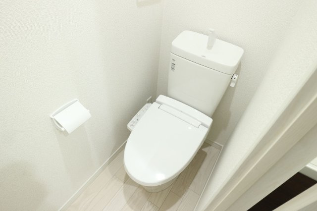 セルヴァグランのトイレ|棚と温水洗浄便座付きのトイレ