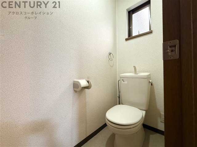 掃除のしやすいシンプルなトイレです♪