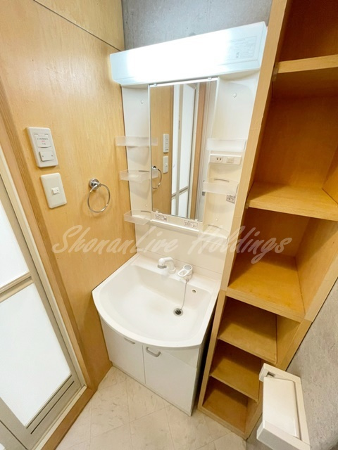 藤沢市朝日町の賃貸マンションの洗面所|明るいシャワー付き洗面台♪