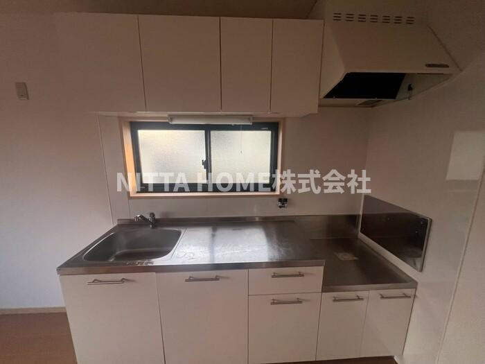 ルミナスのキッチン|キッチンは小窓付き＊収納たっぷり付いています＊