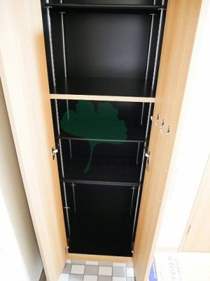 【玄関】 | ロイヤル博多駅前 | 下駄箱もしっかりついてます！