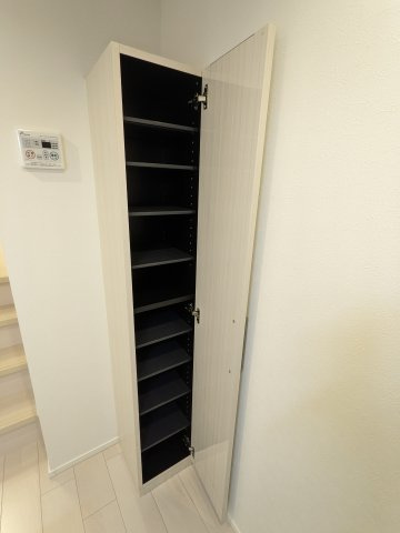 ハーモニーテラス楓の玄関|201号室ｼｭｰｽﾞﾎﾞｯｸｽ