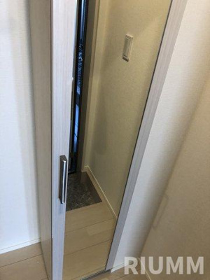 【玄関】 | ハーモニーテラス足立Ⅲ | 全身姿見鏡付のシューズボックス♪