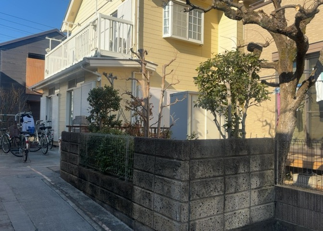 【玄関】 | 玄関は家の顔でもあり、家族以外の目にも止まる場所です。玄関は外との間を仕切る扉、靴などをしまっておく収納スペース、靴脱ぎのたたきスペース、来客とのやり取りをするドアホンなど複数のアイテムからなります。