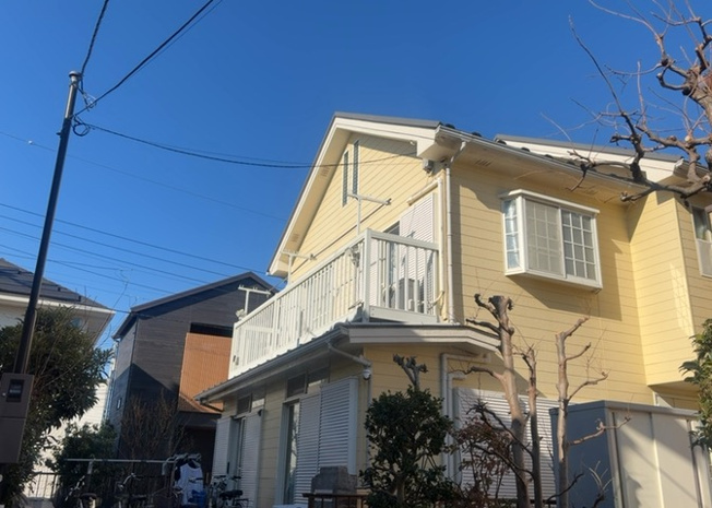 【バルコニー】 | バルコニーは、室外の専用スペースのうち、「屋根がなく開放された空間」であるものを指します。ベランダより広いタイプのものが多く、日当たりもよいため家庭菜園などを楽しみたい人にとって適した環境となります。