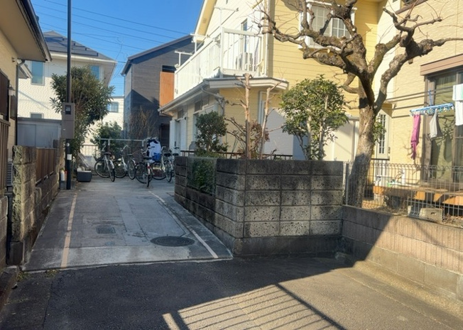 【構造・工法・仕様】 | 建物の基礎工事の方法は、主流となっているベタ基礎（防湿基礎）と布基礎の２種類に分類され、床下の通気性や耐久性などに違いがあります。建物の基礎部分の構造や付帯設備など詳細については現地でご確認ください。