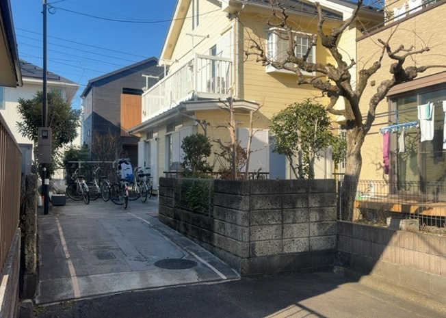 【内装】 | 玄関ポーチにおいて最も重視すべきと言っても良いのが広さです。適切な広さの玄関ポーチでないと外見的なバランスは崩れてしまいますし、何より使いにくくなってしまいますので、現地で実際に下見をしてみましょう！