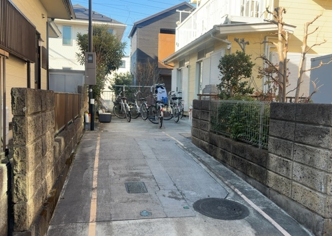 【設備】 | 敷地内に散水栓や立水栓があると便利です。水道水を直接利用できるため、水を運ぶ手間を省くことが出来ます。大量の水を必要とする洗車作業や清掃などに役立ちます。その他設備とあわせて、現地でご確認ください。