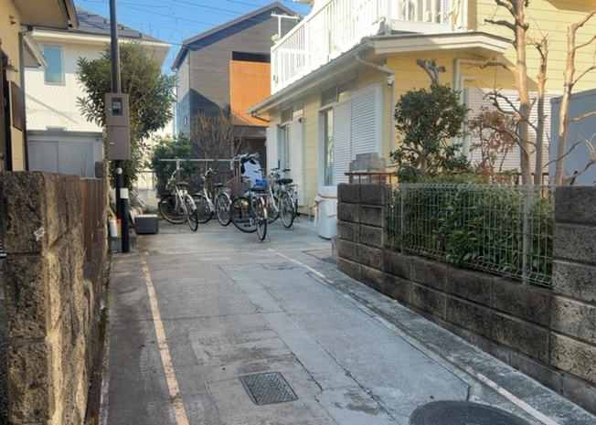 【冷暖房・空調設備】 | 床下換気口は、床下に湿気がこもることを防ぎ、効果的に換気を行うために設置されています。床下換気口が設置されていない建物は、基礎パッキング工法などにより換気を行なっています。詳細は現地でご確認ください。