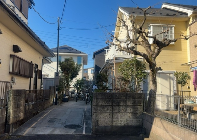 【外観】 | 隣家の土地はどうなっているのか、生活利便施設が近くにあるのか、学校まで近いかなど、お客様のライフスタイルにあわせたイメージが重要です。また、近くにあると困る施設が近くにないかも確認するといいでしょう。