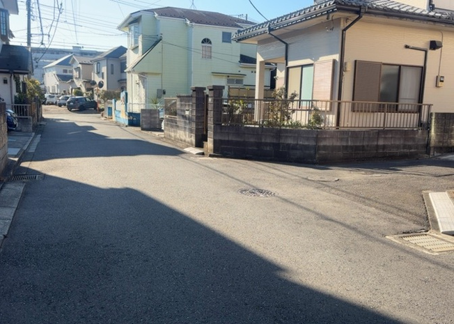 【前面道路含む現地写真】 | 南側道路の場合は長い時間光を入れ込むことができるため、庭やリビングを道路側に持ってくることが多く土地価格も高い傾向にあります。一方北側道路だとリビングや庭が南側になりプライバシーを守ることができます。