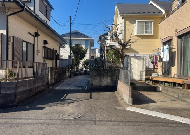【前面道路含む現地写真】 | 東側道路の場合は居室を南向きに設計しやすいため、朝日が入りやすいというメリットがあります。一方、西側道路も東側同様に居室を南向きに設計しやすいのですが、住宅地だと朝日が入りにくいという弱点があります。