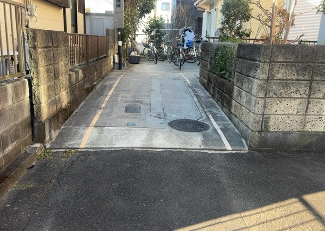 【駐車場】 | 車一台あたりに必要なスペースは、標準サイズの普通自動車で横幅2m50cm、長さ5mは必要になります。ただし、乗降のことも考慮して横幅3m30cm、長さ5m50cmほどは確保できるところを選びましょう。