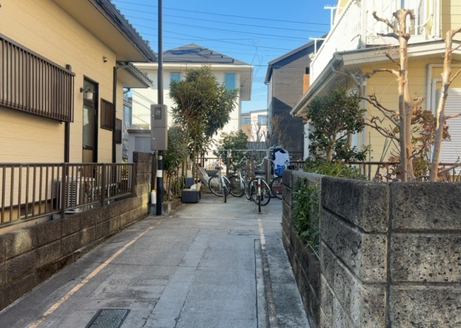 【庭】 | 庭のある家に住むことのメリットとして、子どもたちの遊び場を確保できること、ガーデニングや家庭菜園を楽しめること、明るさを確保できることがあります。また、配置を工夫することでプライバシーが確保できます。