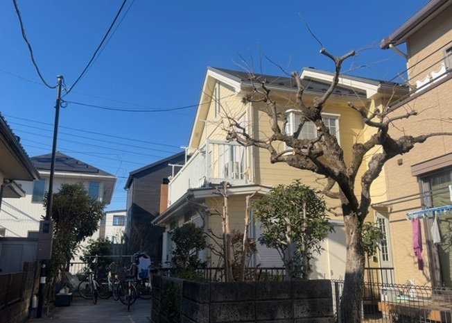 【バルコニー】 | バルコニーは、建物内から室外へ楽に出入りできる便利なスペースです。また、バルコニーには手すりを付けることが義務付けられており、手すりの高さは110cm以上で施工することが建築基準法で定められています。