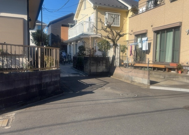 【前面道路含む現地写真】 | 住宅用の土地では前面道路に2m以上接していなければならないと法律で定められています。しかし、お持ちの車のサイズやライフスタイルなどにより、2mでは利便が悪い場合もございますので、事前に確認しましょう。