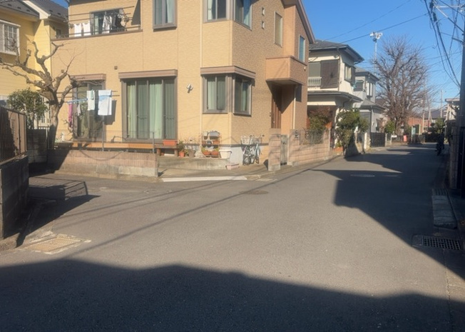 【前面道路含む現地写真】 | 道幅が広い場所は日当たりや風通が良好です。幅が広いのですれ違いも可能ですし大きな車でも駐車可能！一方で、大型車が通ることも多くなるため交通量の増加により騒音に繋がります。また土地の値段が高くなります。