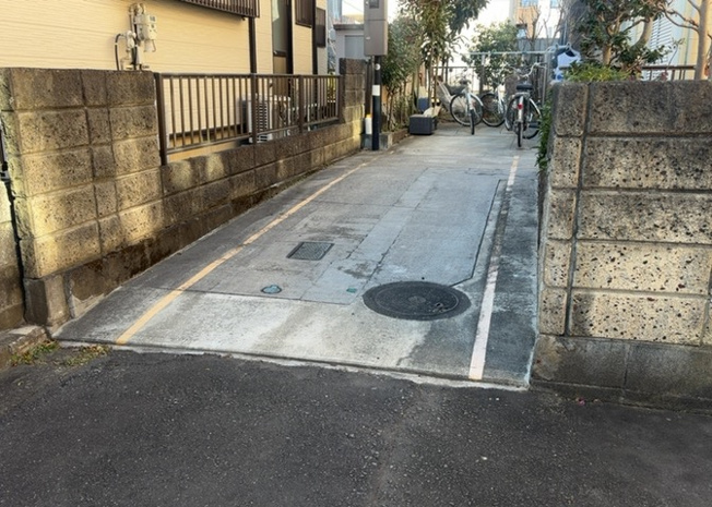【駐車場】 | 駐車場と明記されていても、最小スペースでつくられた駐車場だと大型車は駐車できなかったり、出入りしにくくなったりする可能性があります。お車のサイズと購入したい物件の駐車場のサイズを現地で確認しましょう。