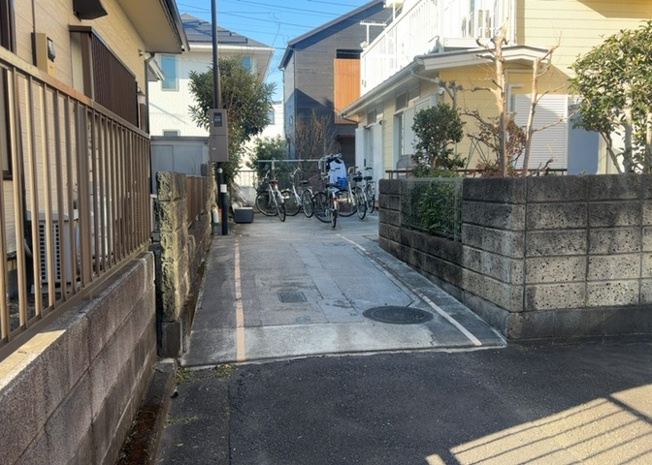 【庭】 | 庭があることでガーデニングや家庭菜園はもちろん、こどもの遊び場やペットを放して遊ぶことができます。また、家の周囲に余裕があるということです。隣地との間があれば、十分な日当たりと、風通しが確保できます。