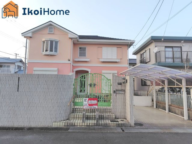 神戸市西区狩場台2丁目　中古戸建　の駐車場|●年中無休：当日予約可●お車は1台駐車可能です。大事なお車を雨や強い日差しから守るカーポート付き！