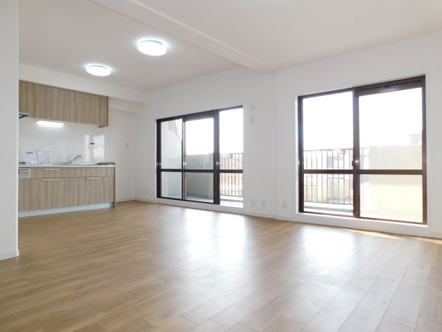 清須市土器野の中古マンションの居間・リビング|◇リビング◇　　南面で明るいリビング約１４．５帖　大きな窓の開放感のある空間♪　（２０２５年８月リフォーム済）　