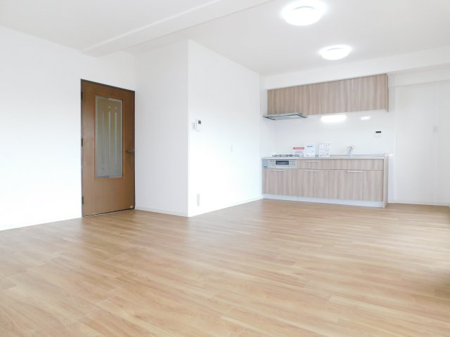 清須市土器野の中古マンションの居間・リビング|◇リビング◇　　南面で明るいリビング約１４．５帖　大切なペットと暮らせるお部屋です♪　（２０２５年８月リフォーム済）　　　