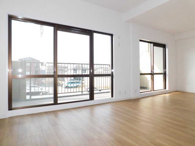 清須市土器野の中古マンションの居間・リビング|◇リビング◇　　南面で明るいリビング約１４．５帖　ワイドバルコニー付きで陽当り・通風良好♪　（２０２５年８月リフォーム済）　　　　