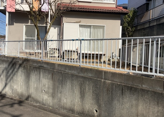 【構造・工法・仕様】 | 建物の基礎工事の方法は、主流となっているベタ基礎（防湿基礎）と布基礎の２種類に分類され、床下の通気性や耐久性などに違いがあります。建物の基礎部分の構造や付帯設備など詳細については現地でご確認ください。