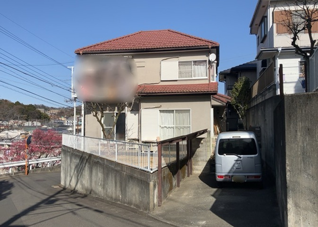 【外観】 | 現地に行くなら、物件の周囲の地形がどうなっているかを見ることも大切です。周辺より低くなっている土地では、大雨などで水が集まりやすいため、地盤が弱くなっているということも考えられるため、注意が必要です。