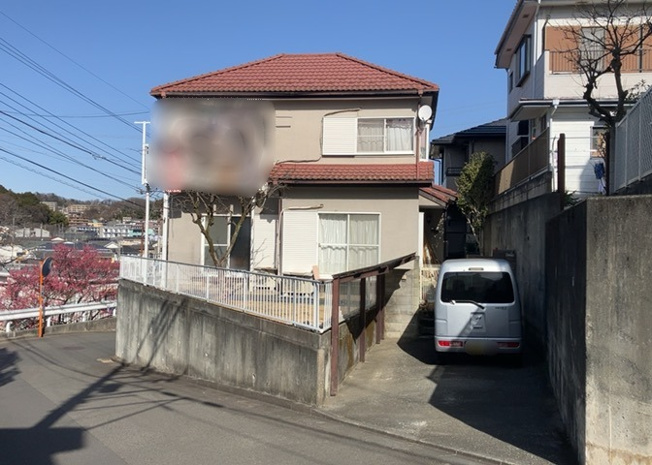 【前面道路含む現地写真】 | 東側道路の場合は居室を南向きに設計しやすいため、朝日が入りやすいというメリットがあります。一方、西側道路も東側同様に居室を南向きに設計しやすいのですが、住宅地だと朝日が入りにくいという弱点があります。
